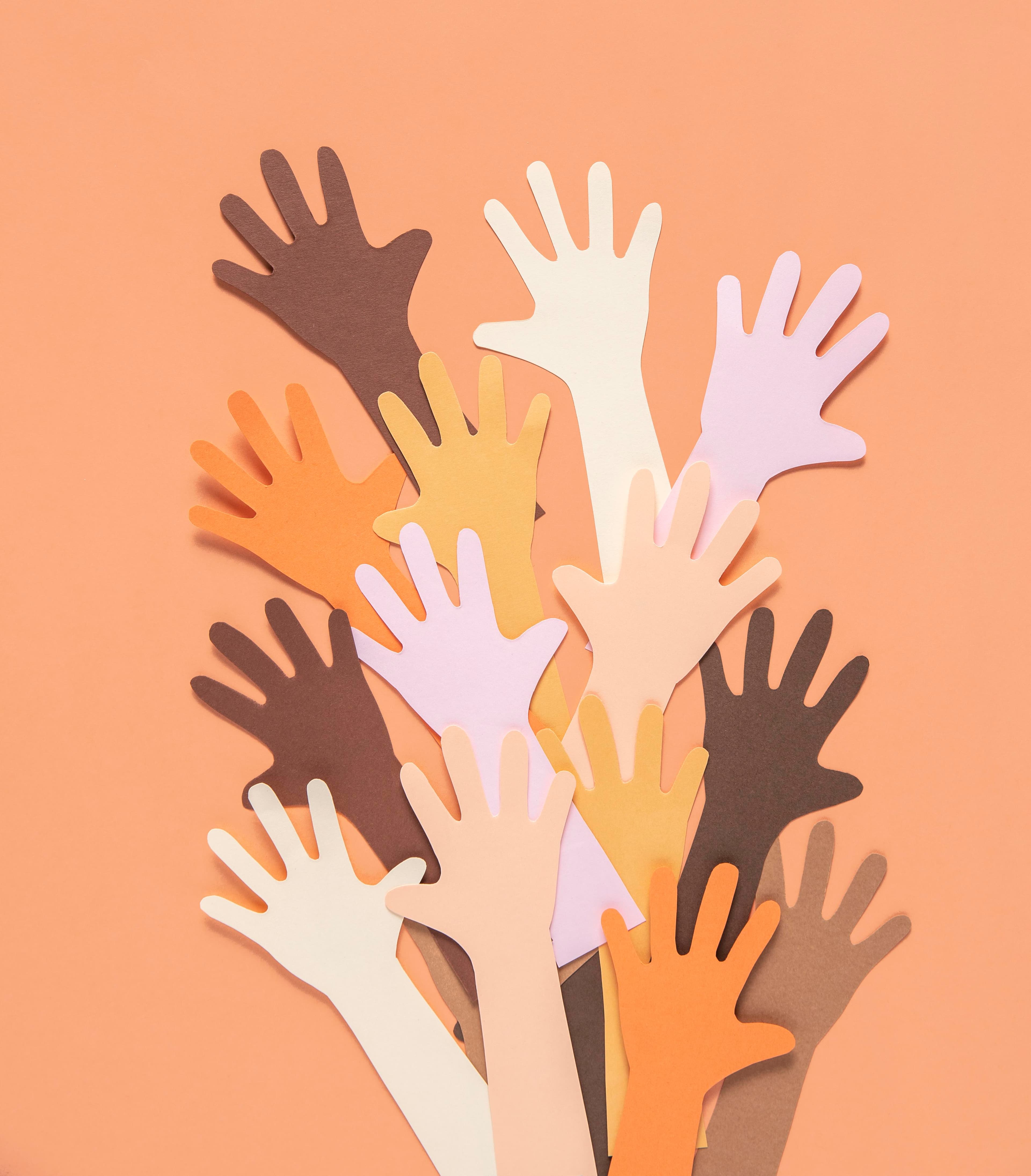 Mains levées symbolisant le bénévolat et la solidarité
