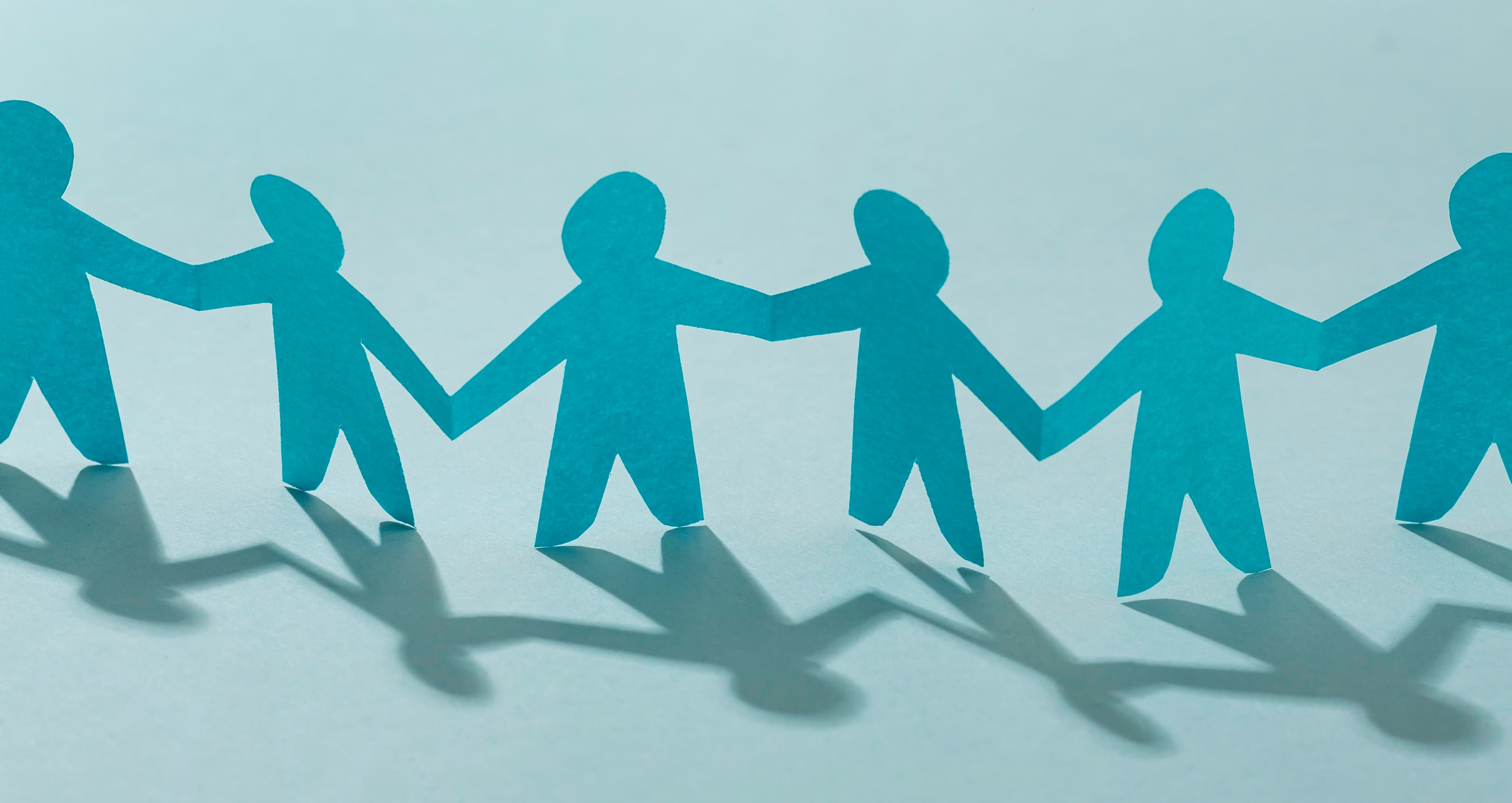 Silhouettes se tenant la main, symbole de solidarité et d'amitié