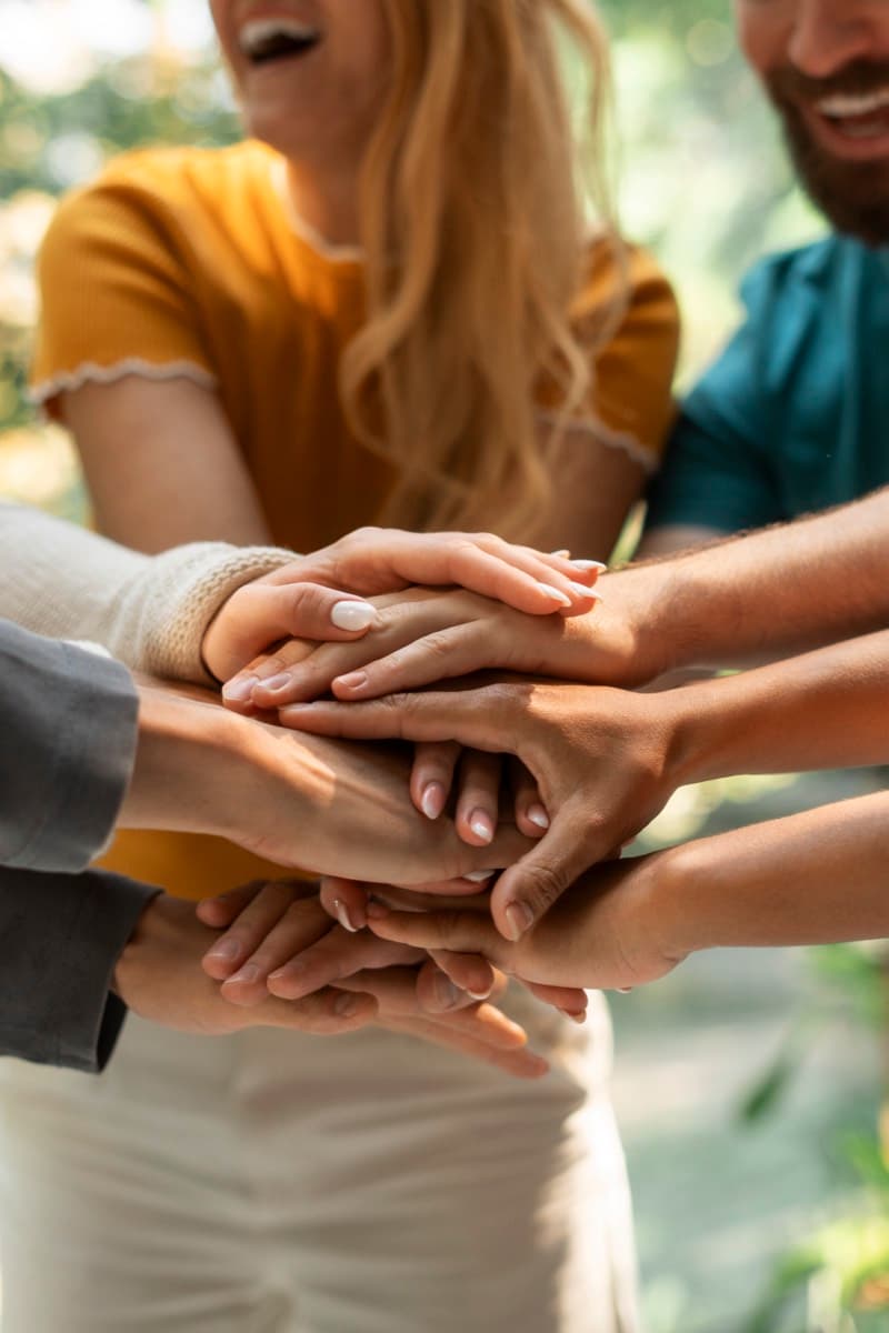 Mains unies symbolisant le partage et l'entraide entre bénévoles